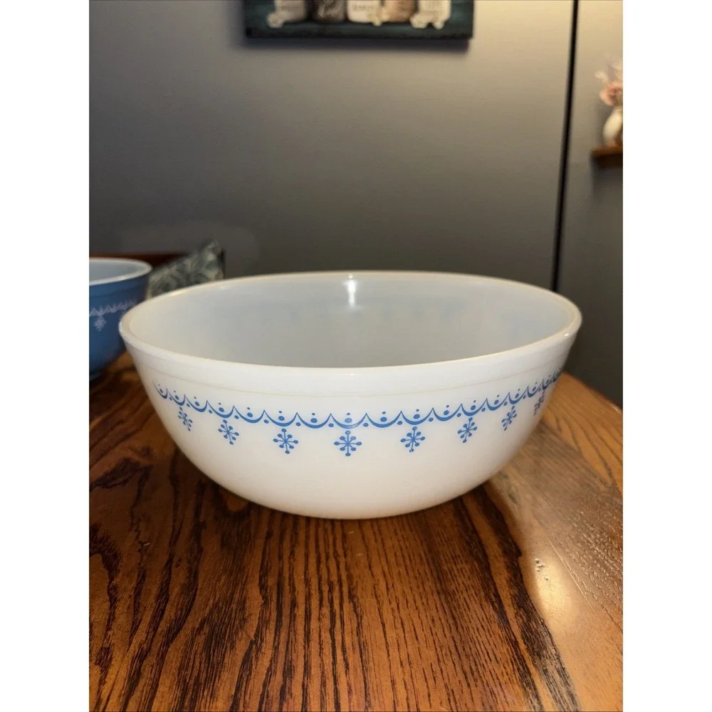 Vintage Pyrex Snowflake Garland Set Of 4 Nesting Mixing Bowls 401-404